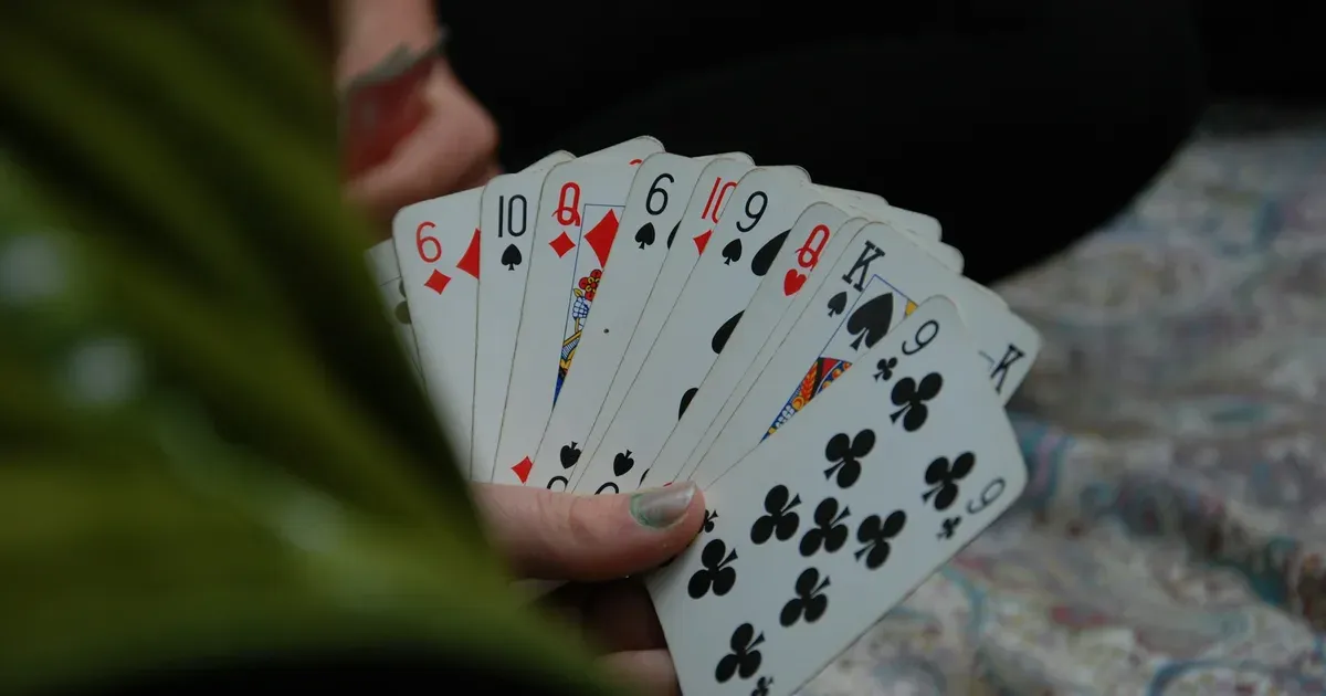 Tay cầm quạt bài minh họa các bàn game bài Zowin