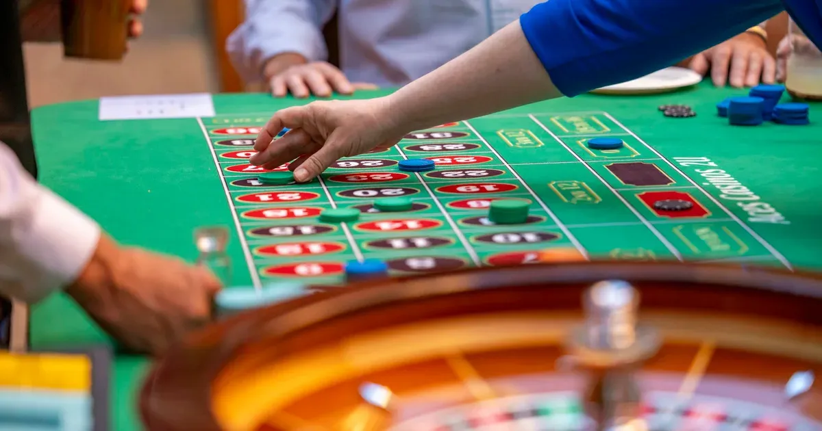 Bàn đặt cược roulette với các ô số và chip