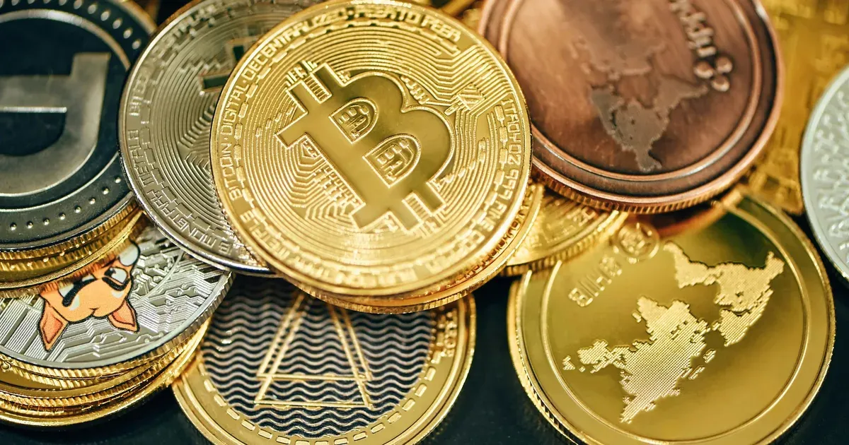 Đồng xu tiền mã hóa chất đống, minh họa USDT và crypto bị dùng làm khâu cuối của rửa tiền qua game